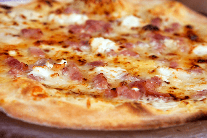 focus-on-a-pizza-PUXEVGN2-min-min