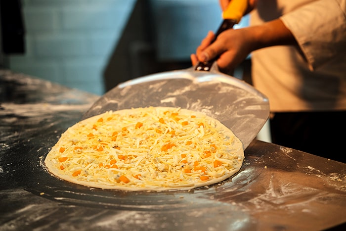 preparation-pizza-PJPVR8Q-min